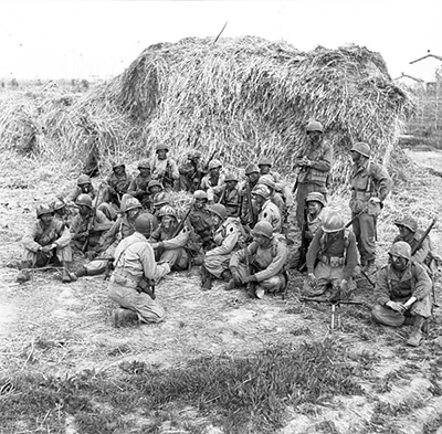 Personal de la Primera Fuerza de Servicio Especial recibiendo instrucciones antes de una patrulla nocturna en Anzio, Operación Shingle, Italia, abril de 1944. Imagen en Dominio Público. Autor: Teniente C.E. Nye. Personal de la Primera Fuerza de Servicio Especial recibiendo instrucciones antes de una patrulla nocturna en Anzio, Operación Shingle, Italia, abril de 1944. Imagen en Dominio Público. Autor: Teniente C.E. Nye.