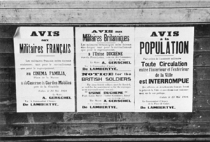 Carteles de información en Calais, justo antes de la entrada de los alemanes