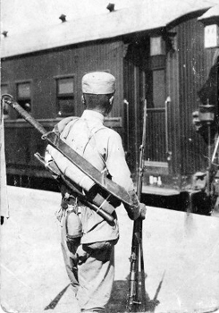 Soldado Chino de guardia armado con espada dadao