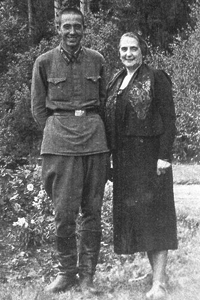 Rubn Ibarruri con su madre, Dolores Ibarruri.