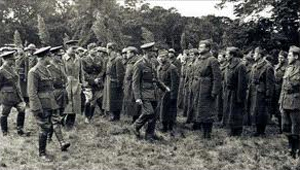 soldados checos con uniforme francés; les pasa revista un oficial británico, posiblemente están en Dunquerque