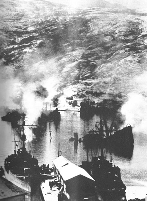 El puerto de Narvik atacado por la Royal Navy el 10 de abril. Aún tardarían semanas en invadirlo