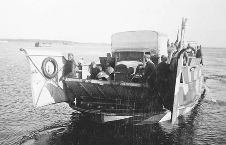 La Pionierlandungsboot 39 fotografiada desde la playa en una operacin de desembarco - Imagen de Dominio Pblico