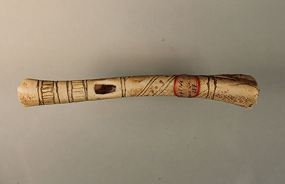 Silbato dwaldur - la fotografía en realidad es un silbato de la cultura Hopewell (Ohio, EEUU, 400 a. C.)