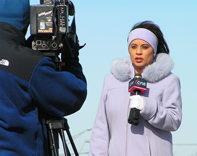 Una reportera de Cunia 8, el canal de noticias - Imagen de Jonut CC BY 2.0