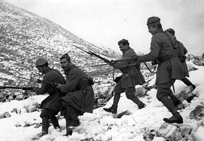 Soldados griegos en un supuesto (parece que están posando) ataque contra las unidades italianas - foto de dominio público