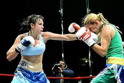 Combate de boxeo: Chris Namus vs Leticia Rojo en el Palacio Peñaroil de Montevideo - Fotografía de Nicolás Celaya - CC BY 2.0