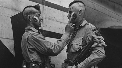 Paracaidistas de la 101ª división estadounidense poco antes del día D - imagen de dominio público