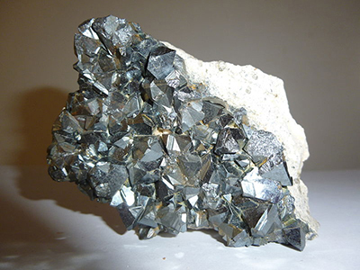 Amor de Hierro - Cristales de Magnetita sobre una roca Skarn, procedente de Marcona, Ica, Perú, autor Rojinegro91