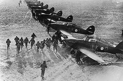 Personal de la RAF apresurndose para despegar