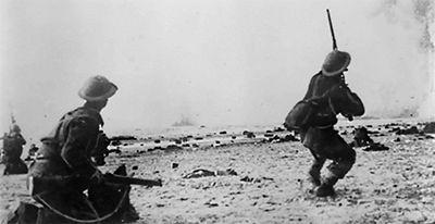 Famosa foto de un soldado británico disparando a los aviones alemanes durante la evacuación de Dunkerque. Imagen de dominio público