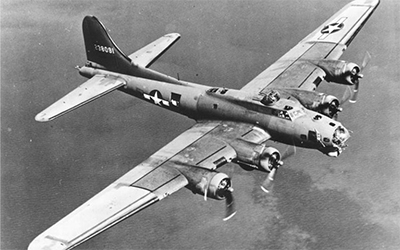 Un B-17 fotografiado en vuelo. Imagen de dominio público.