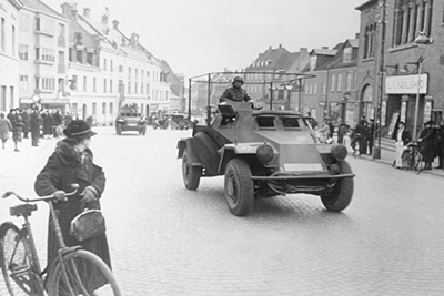 Un vehículo blindado Panzerspähwagen tras relevar a los paracaidistas en Jutlandia. Foto de dominio público.