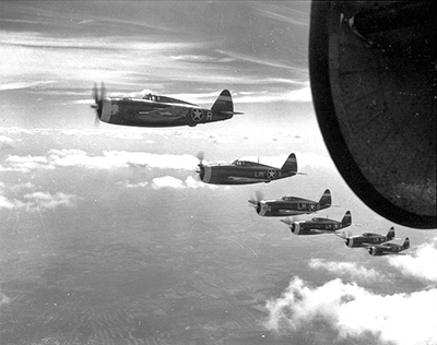 Cazas P-47 Thunderbolt en misión de escolta de la 8ª Fuerza Aérea. Imagen de dominio público de la United States Air Force Historical Research Agency