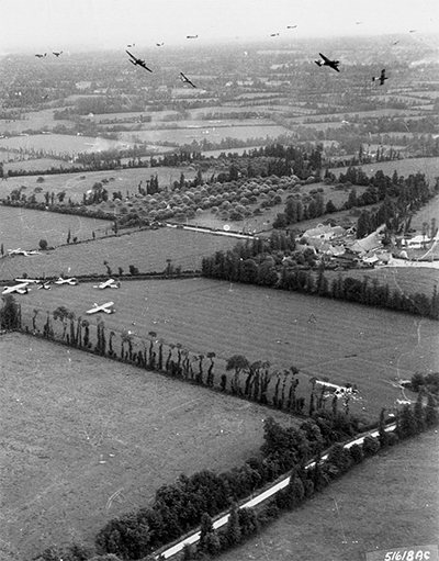 Fotografía del momento del aterrizaje de los planeadores durante la operación Elmira