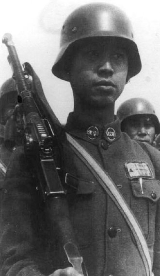Soldado de la china nacionalista. Observa el casco de inspiración alemana. Imagen de Dominio Público