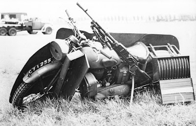 Triumph motorbike pilbox fotografiada por el lateral sin protección.