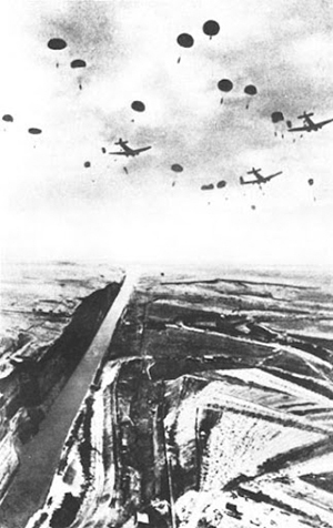 Salto de los fallschirmjäger sobre el canal de Corintio en la operación Aníbal el 26 de abril de 1941. Fotografía de dominio público.
