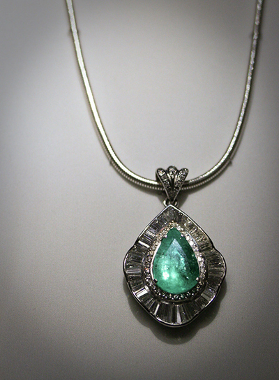 Imagen de Opacity, "Emerald and diamonds set in white gold pendant" (2009). CC BY-NC-ND 2.0.