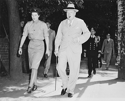 Mary Churchill con su uniforme de ATS junto a su padre y Primer Ministro. Imagen de dominio público.