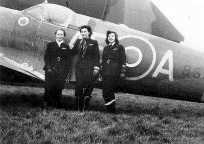 Pilotos del ATA con uno de los Hurricane que acababan de llevar hasta Hatfield, 1941. Imagen de dominio público.