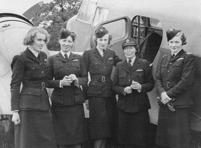 Fotografía de algunas de la primeras pilotos de la ATA. La foto es de dominio público. El avión tras ellas es un Airspeed Oxford, un avión de entrenamiento.