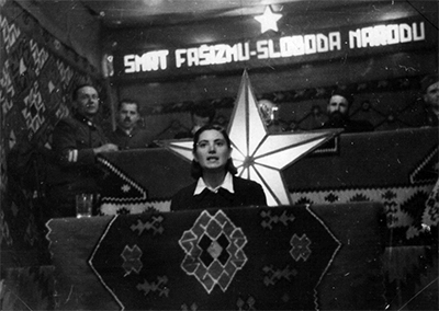 Rada Vranjeevi?, miembro del AF, hablando en el Consejo Estatal Antifascista para la Liberacin Nacional de Bosnia y Herzegobina (ZAVNOBiH). Imagen de dominio pblico.