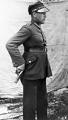 Oficial polaco con la Radom reglamentaria antes de la guerra. Imagen de dominio pblico.