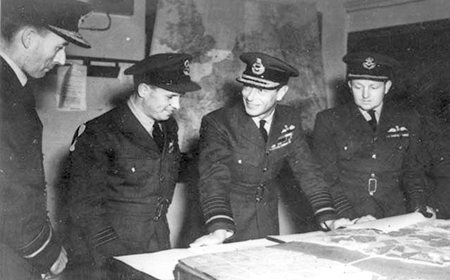 El comit Dambuster: vicealmirante del aire Ralph Cochrane, Comandante de ala Guy Gibson (que dirigira la misin), el rey Jorge VI y el capitn John Whitworth. Imagen de dominio pblico del Imperial War Museum.