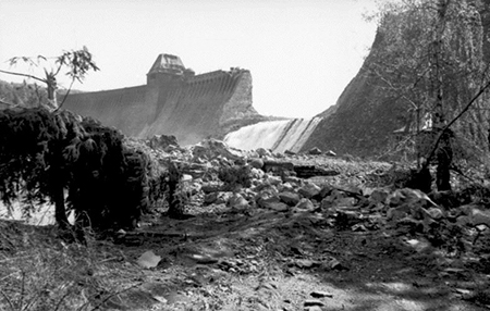La presa de Mnhe tras su destruccin. Imagen de dominio pblico del Archivo Federal Alemn.