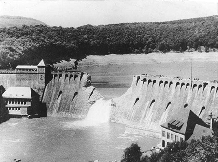 La presa de Eder tras su destruccin. Imagen de dominio pblico del Archivo Federal Alemn.