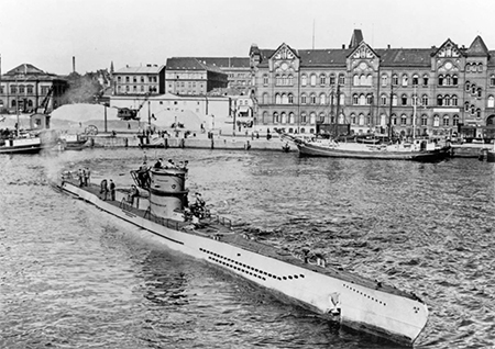 Submarino saliendo del puerto. Imagen de dominio público.