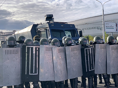Escudos policiales. Foto de Egor Kunovsky de libre disposición en Pexels.