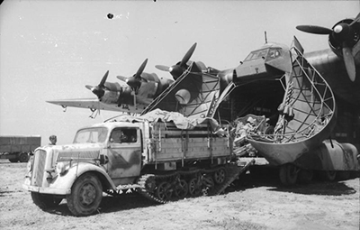 Un Sdkfz 3 descendiendo de un Me 323 Gigant. Imagen de Dominio Pblico del Archivo Federal de Alemania.