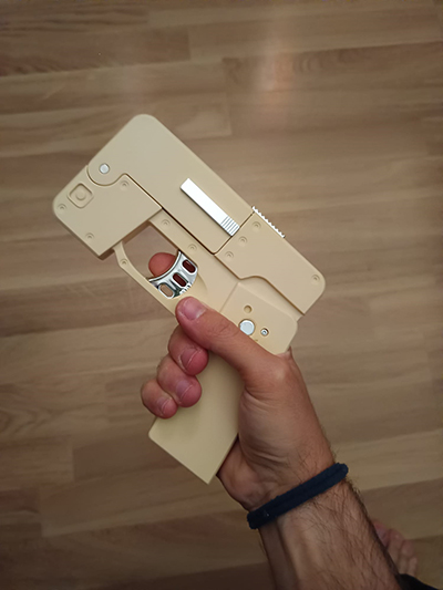 Smartphone pistola. Foto del autor