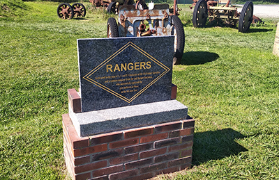 Placa conmemorativa a los rangers en la batera Maisy. Fotografa del autor CC BY SA 4.0