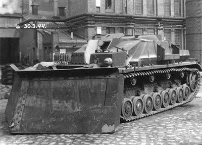 Stug IV con pala excavadora. Imagen de dominio público. Stug IV con pala excavadora. Imagen de dominio público.