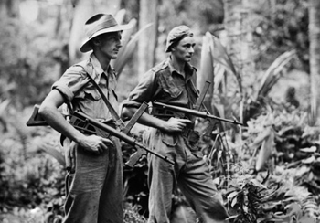 Soldados australianos portando Owen en Nueva Guinea