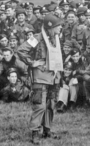 el general Mcauliffe dirigiéndose a un grupo de paracaidistas