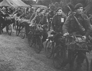 Comandos con bicicletas plegables en Normandía