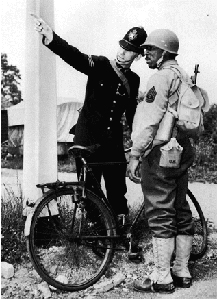 Policía inglés con bicicleta