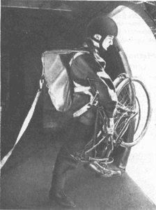 Paracaidista británico con bicicleta plegable
