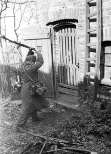 La mejor forma de mostrar que has acabado con la guerra es destruyendo tus propias armas, como este soldado alemán tras la rendición de la bolsa del Rhur