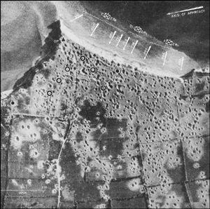 Imagen aérea del área de Pointe du Hoc con las zonas de desembarco y las posiciones artilleras señalizadas. Pulsa para ampliar