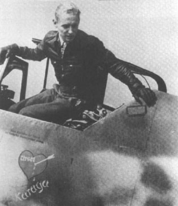 Erich Hartmann saliendo de la cabina de su Messerschmitt Bf 109. El corazn con el nombre de la que sera su mujer haca de su avin algo muy caracterstico. Karaya era el cdigo de radio de su unidad