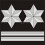Capitán de Navio: dos estrellas de plata de seis puntas sobre dos galones de plata. Es el último grado de oficial dentro de la Armada y suelen estar al mando de las naves de combate de pequeño tonelaje como fragatas o, más raro, destructores.