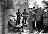 Churchill visita los restos del Fhrerbunker