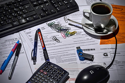 La mesa del contable nunca est ordenada. Imagen CC de cloudhoreca descargada de ixabay.com